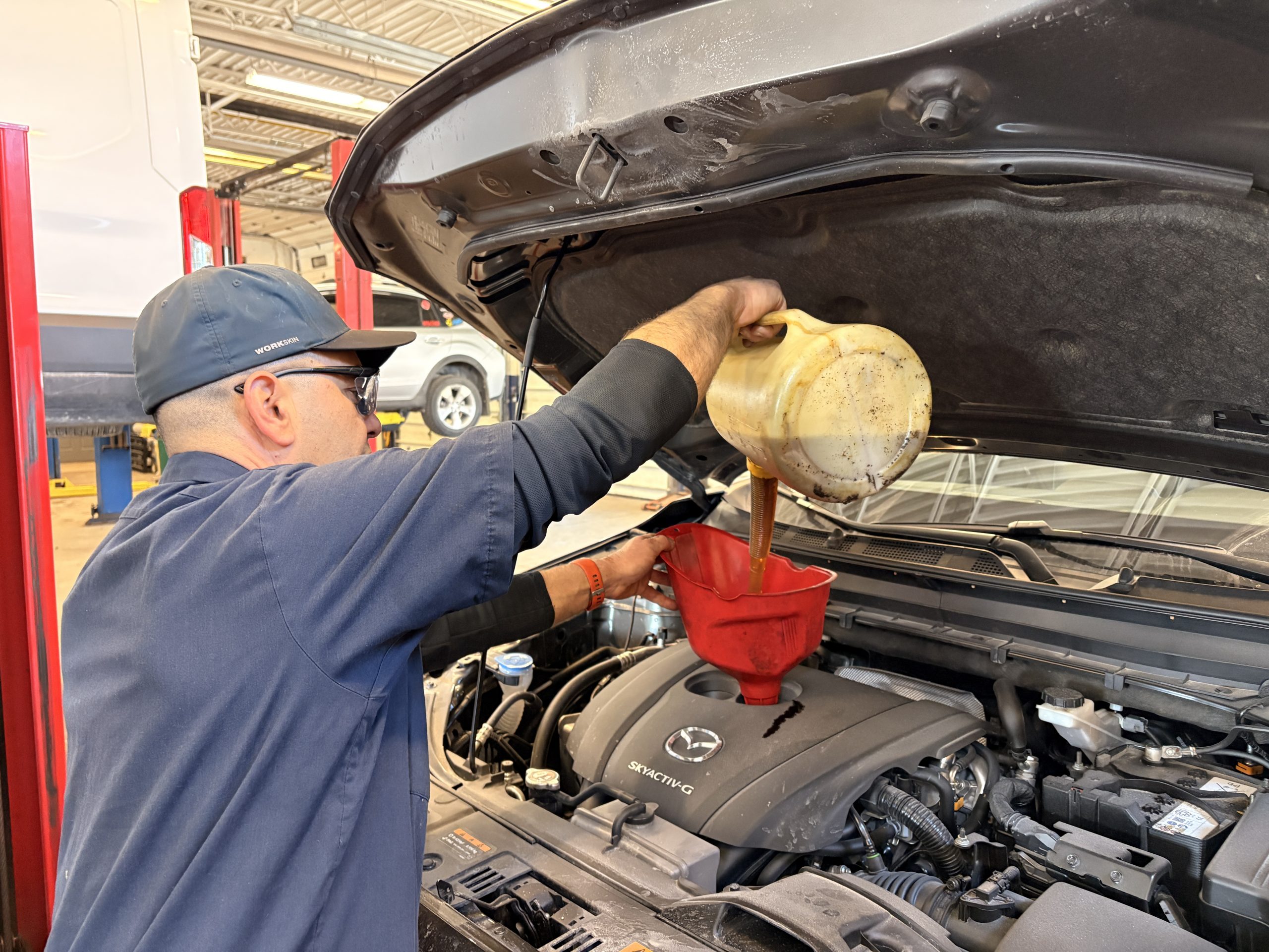 IMG_7467 Oil Change Barrie - technician performing oil change at Roberts Complete Auto Care