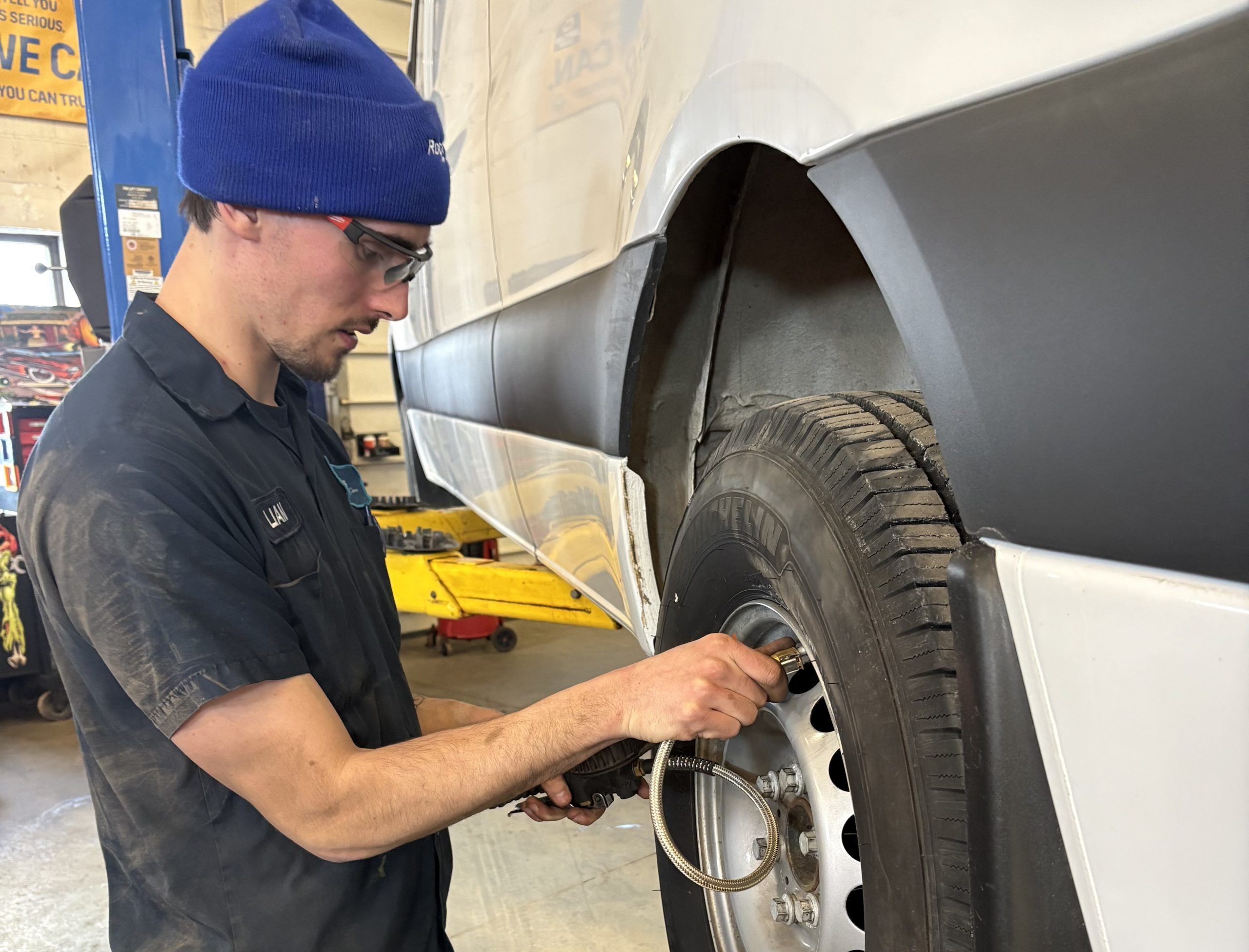 Tire services Barrie - technician mounting tires at Roberts Complete Auto Care